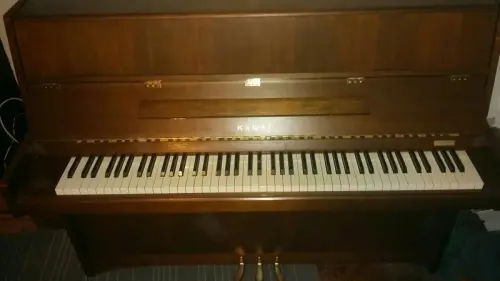 Piano kawai droit en excellent état à Genève