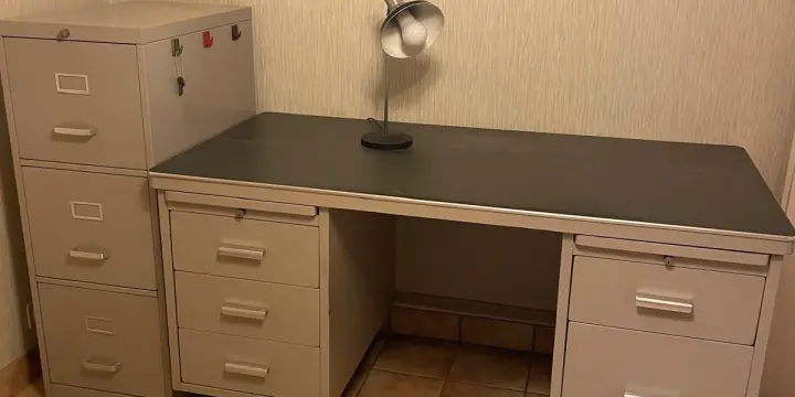 A vendre bureau métallique