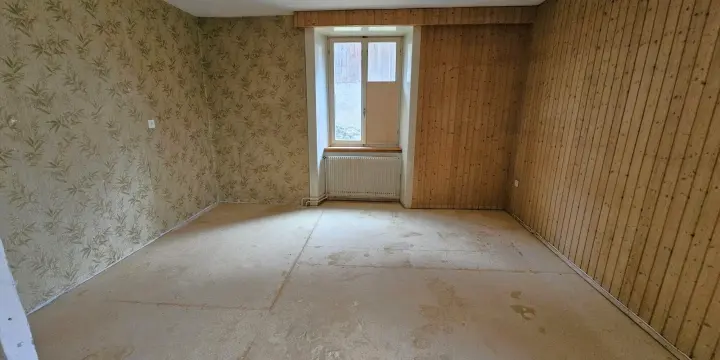 Situé à Malleray dépôt/entrepôt/stockage de 4 pièces au rez à louer