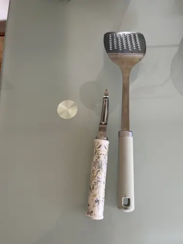 Ustensiles de cuisine Laura Ashley neufs - 1 économes et 1 spatule à Nyon