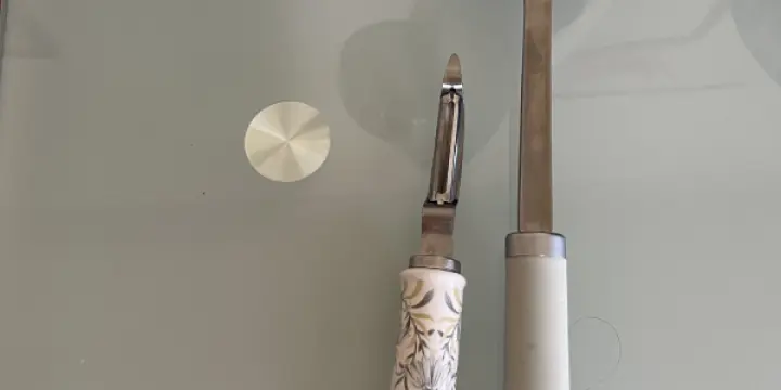 Ustensiles de cuisine Laura Ashley neufs - 1 économes et 1 spatule