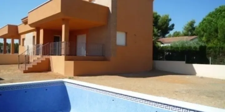 villa neuve piscine privée jardin