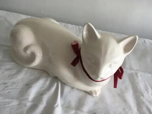 Joli chat en porcelaine à Onex