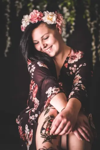 Modèle tatouée amateur à Poliez-pittet