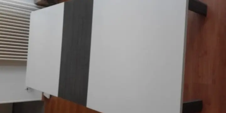 Belle Table blanc laqué et bois gris