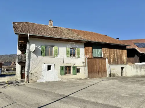 Située dans le village de Courchapoix spacieuse grange à louer à Courchapoix