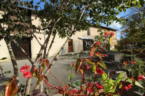 OUSTAL AUX HIRONDELLES, Visitez l’Ariège Cathare à TEILHET