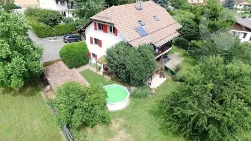 Villa jumelle entourée de verdure dans un havre de paix à Senarclens