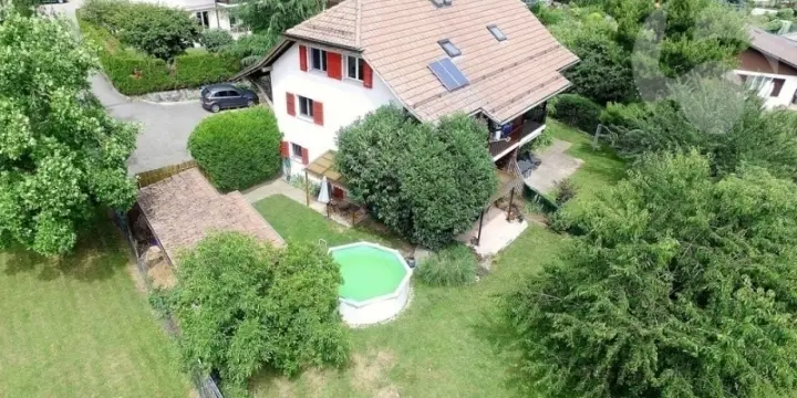 Villa jumelle entourée de verdure dans un havre de paix