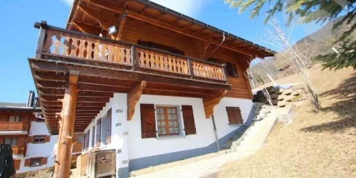 A 2 minutes de Villars! Magnifique chalet rénové avec vue imprenable !