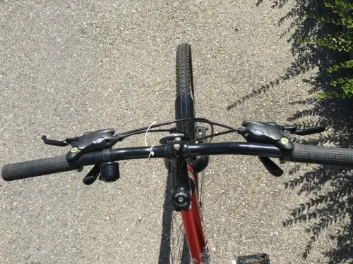 Vélo SCOTT rouge à Denens