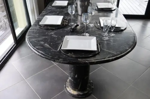 Table ovale en marbre fossilisé à Toulon