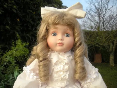 Poupée très belle porcelaine "Justine" à Chigny