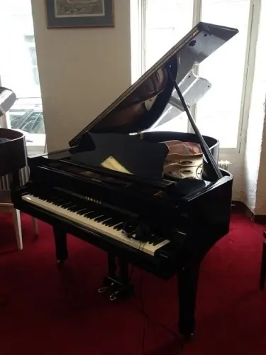 Piano à queue Yamaha G3 avec silencieux à Jura-Nord vaudois