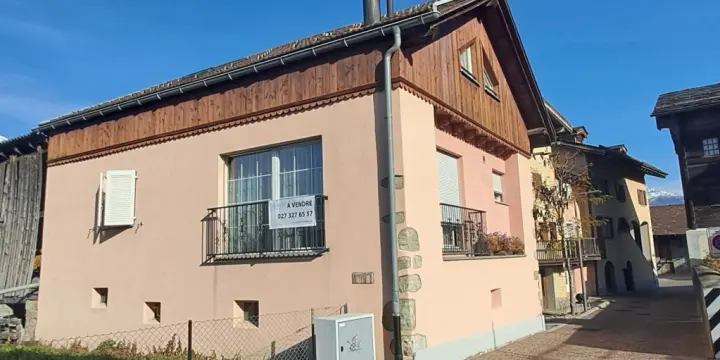 A VENDRE : Au coeur du beau village de Bramois, maison de 4.5 pièces en duplex.