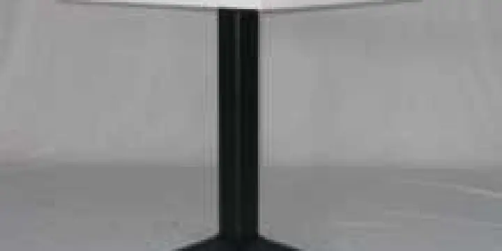 TABLE AVEC PIED CENTRAL EN FER
