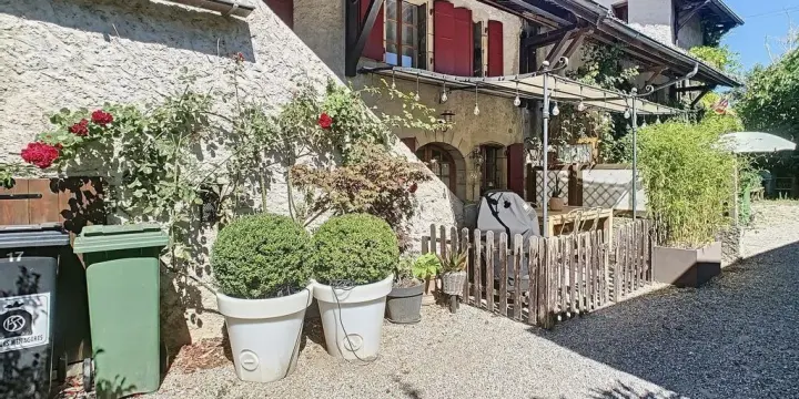 BELLE MAISON CONTIGUË DE 7 PIÈCES À ANIÈRES