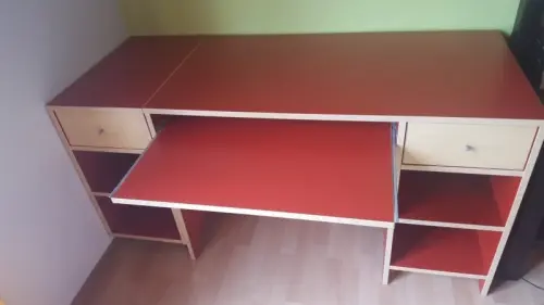 Bureau rouge d'occasion à Penthalaz