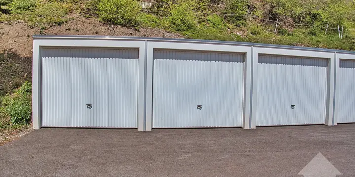 1 garage box à vendre à 1 km au-dessus de Varen