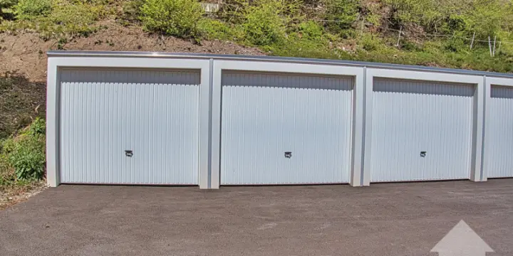 1 garage box à vendre à 1 km au-dessus de Varen