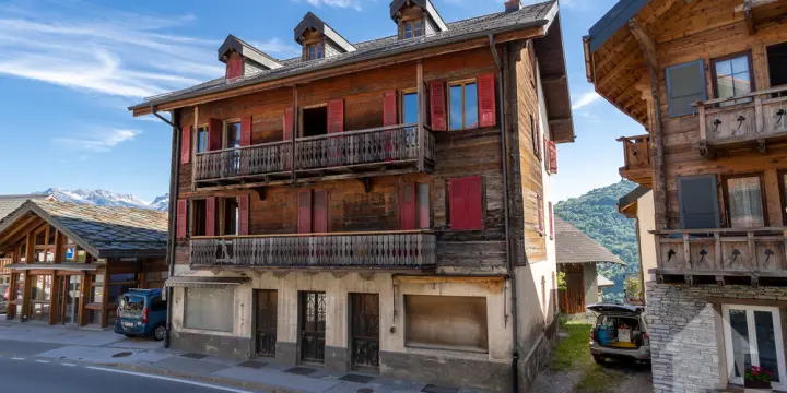 Maison villageoise à rénover, 10 pièces + locaux commerciaux, 400 m2