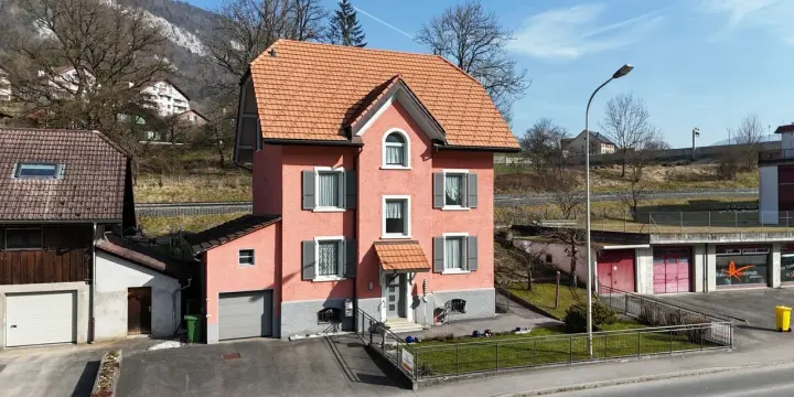 À Moutier à vendre accueillante maison de 2 appartements