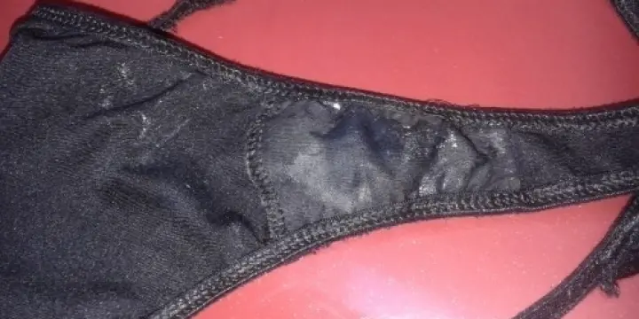 Dessous sales, string, chaussettes, coll
