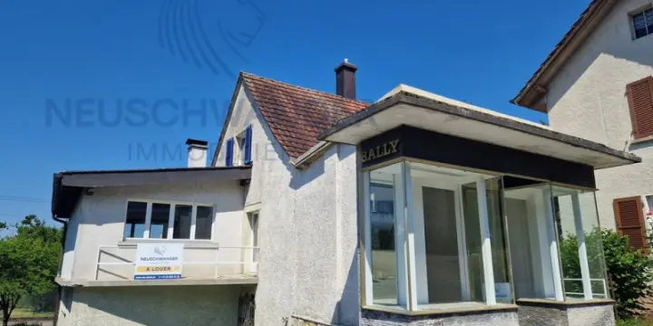 Maison individuelle rénovée avec local commercial et vitrine