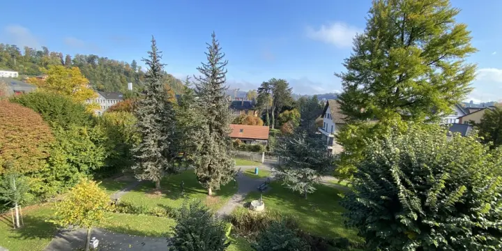 Appartement de 4 pièces avec 109 m2 et ascenseur privé et balcon.