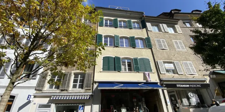 Appartement de 4 pièces avec 109 m2 et ascenseur privé et balcon.