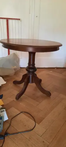 Table ronde en noyer massif à Lausannne