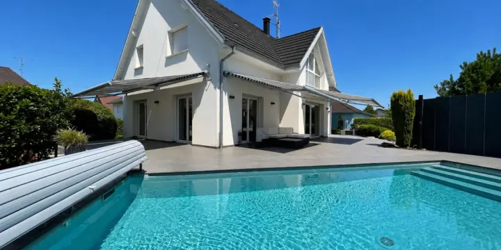 Villa d'exception avec piscine aux portes de Bâle, en France