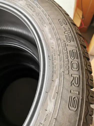 Pneus neige Nokian SUV 245/50/19V montés à peine 1 saison à Aigle