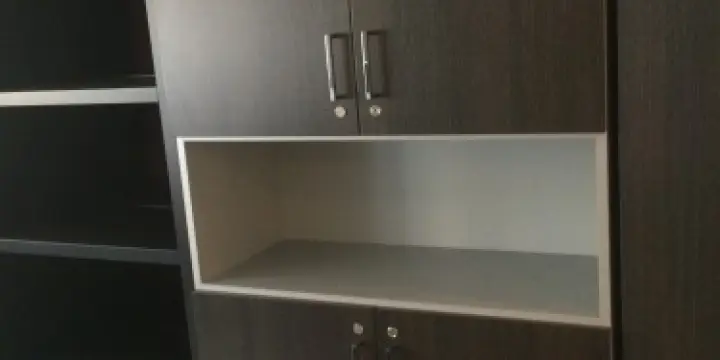 Armoires de qualité et presque neuves!