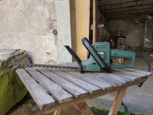 Taille-haie électrique à Moudon