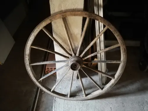 a vendre roues de char en bois 50.- pièce à val de travers