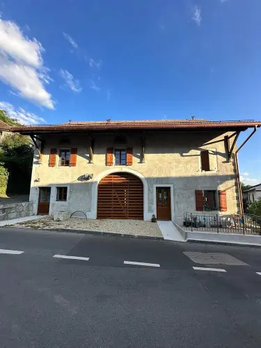Ancienne ferme transformée en triplex de 6.5 pièces à Avusy