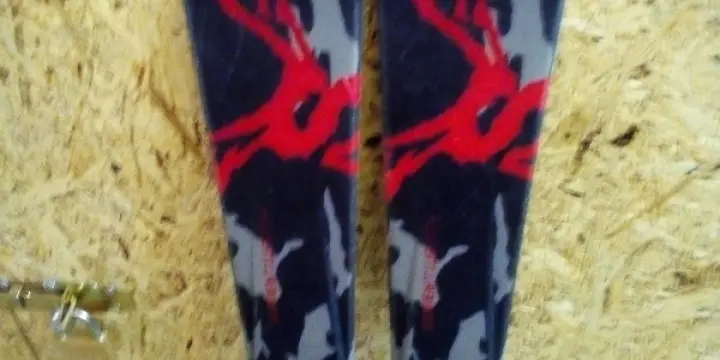 Skis Salomon 160cm occasion bon état à Leysin