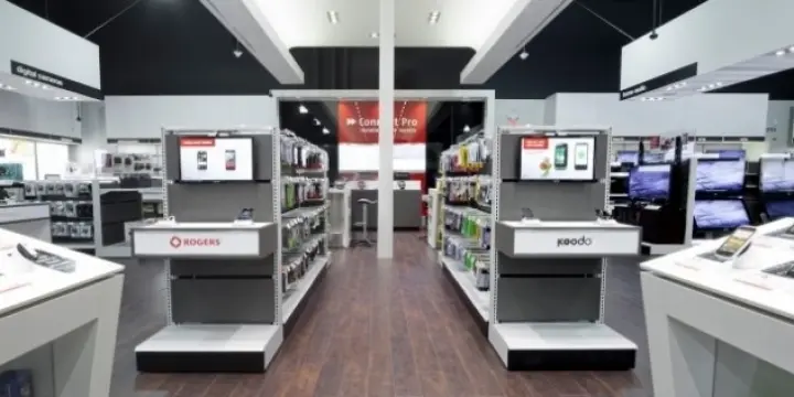 Le vendeur-conseiller dans le magasin d'électronique