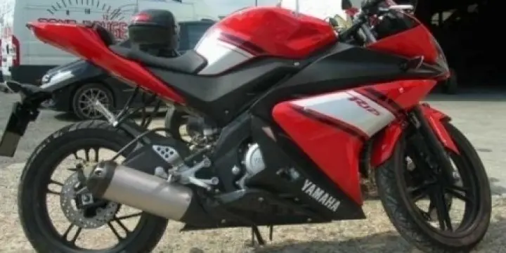 Moto yamaha yzf-R125 rouge