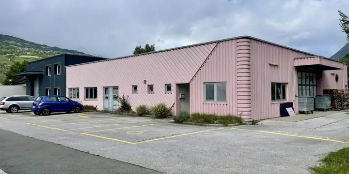 Große, modulare Industriehalle mit 31 Garagenboxen