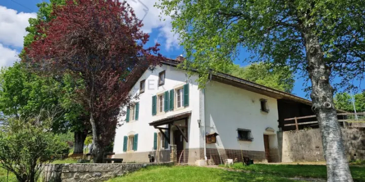Maison typique des Franches-Montagnes sur une parcelle de 1'100 m²