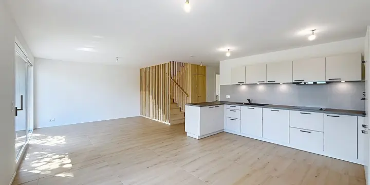 Maison mitoyenne neuve avec terrasse et jardin