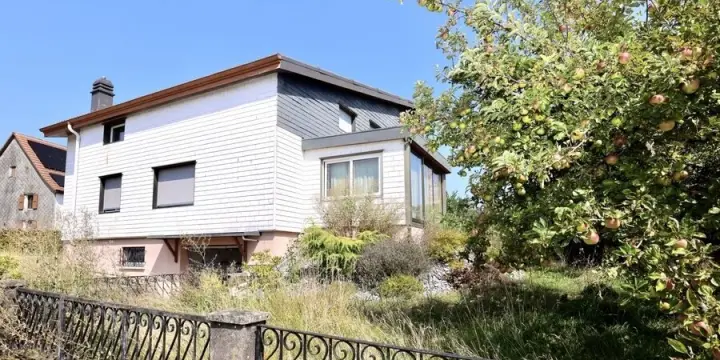 À vendre maison familiale avec deux appartements à Bure