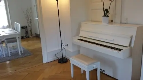 piano droit blanc - idéal pour débutant à Lausanne