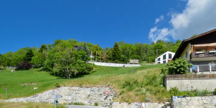 Terrain de construction ensoleillé pour maison avec 2 appartements