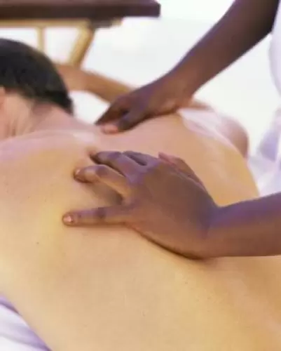 masseur africain sportif relaxant