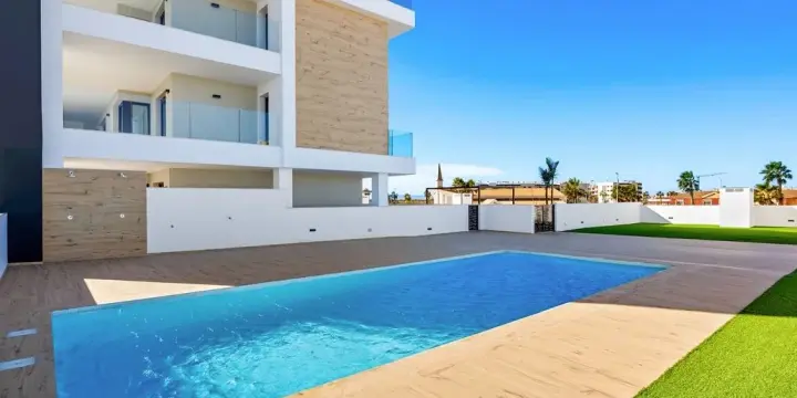 Espagne. Appartement neuf 4 pièces. 102 m² + terrasse de 70 m² & solarium de 137 m². Los Alcazares.