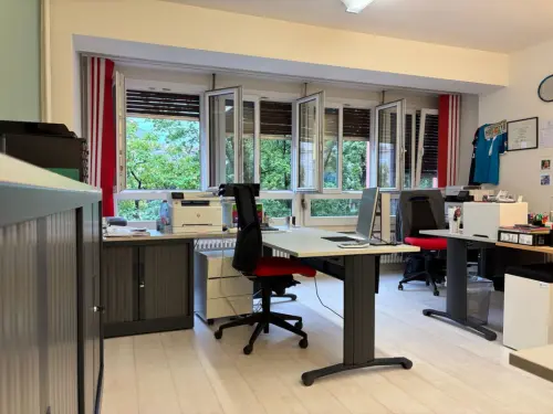 Une place de travail en bureau partagé au centre-ville