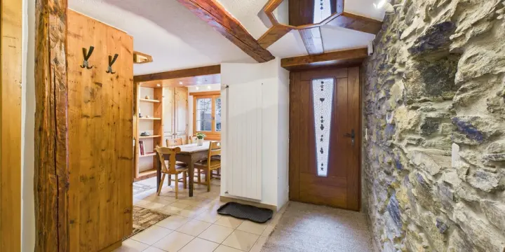 Mehrfamilienhaus mit 3 Wohnungen in Chalais - renoviert, vermietet